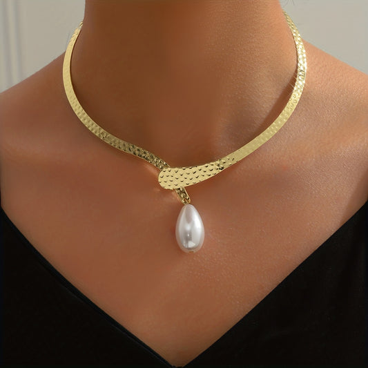 "Exaggerated Metal Fashion Collar with Short Pearl Choker for Women"