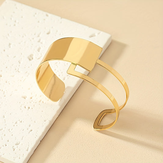 An Open-Ended Bracelet in a Simple and Exaggerated Style with a Niche Design and a Cold Temperament