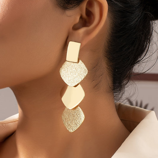 A Pair Of Exaggerated Golden Diamond-shaped Earrings With A Strong Sense Of Fashion And Three-dimensionality.