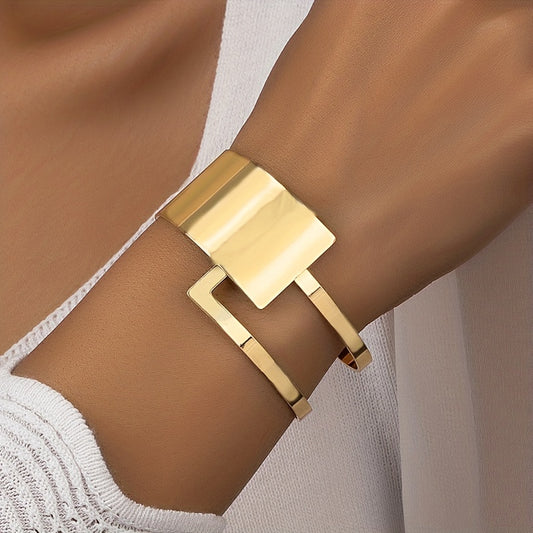 An Open-Ended Bracelet in a Simple and Exaggerated Style with a Niche Design and a Cold Temperament
