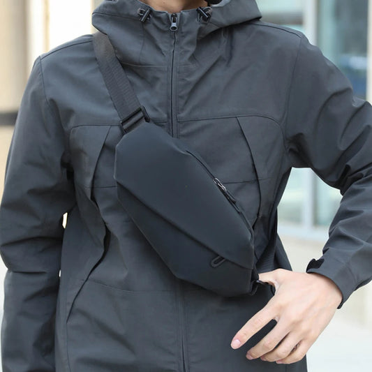 Men's waterproof waist bag, perfect for running and outdoor activities. Stylish and minimalist design.